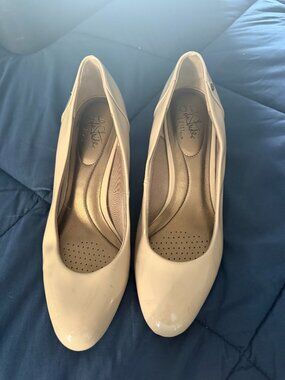 LifeStride Nude Patent Kitten Heel Pumps Size 9
